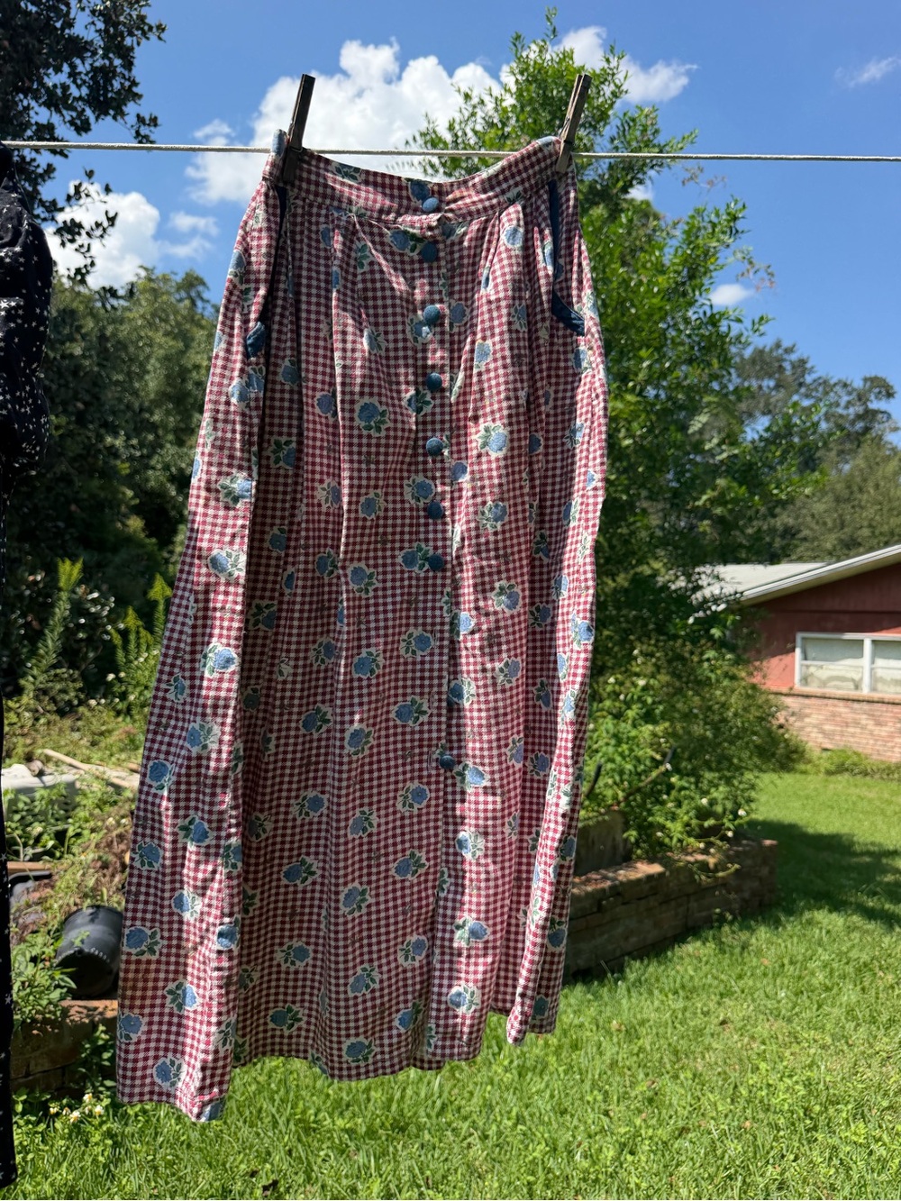 VTG Women’s Red Gingham Floral Button-Front Skirt